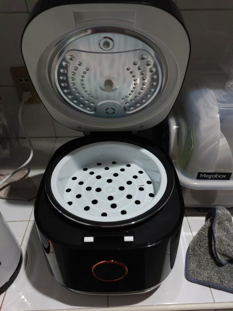 Gaabor - Rice Cooker (Category: Cookers) located in Taguig. Submitted by cosmictree_123 (Listing ID 1188780919, Image 3). Description: Gaboor Rice Cooker Please see detials na lang po sa pictures. Nandon lahat. May konti basag lang po sa steamer nya. Mandaluyong City.