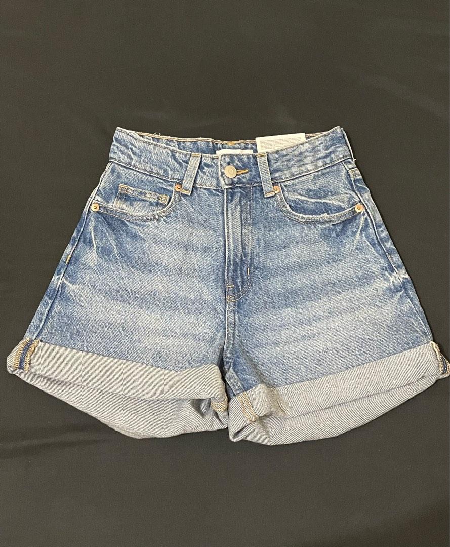 H&M Denim Mom HW Shorts (Category: Shorts) located in Manila. Submitted by tineager (Listing ID 1188959791, Image 1). Description: Brand new!!! Bought it for 1190, selling it 950 pesos only Size EU 32 | can fit up to 26 waistline RFS: loose sa thigh part because I'm too petite :( but super love ko ung pagkadenim nito..