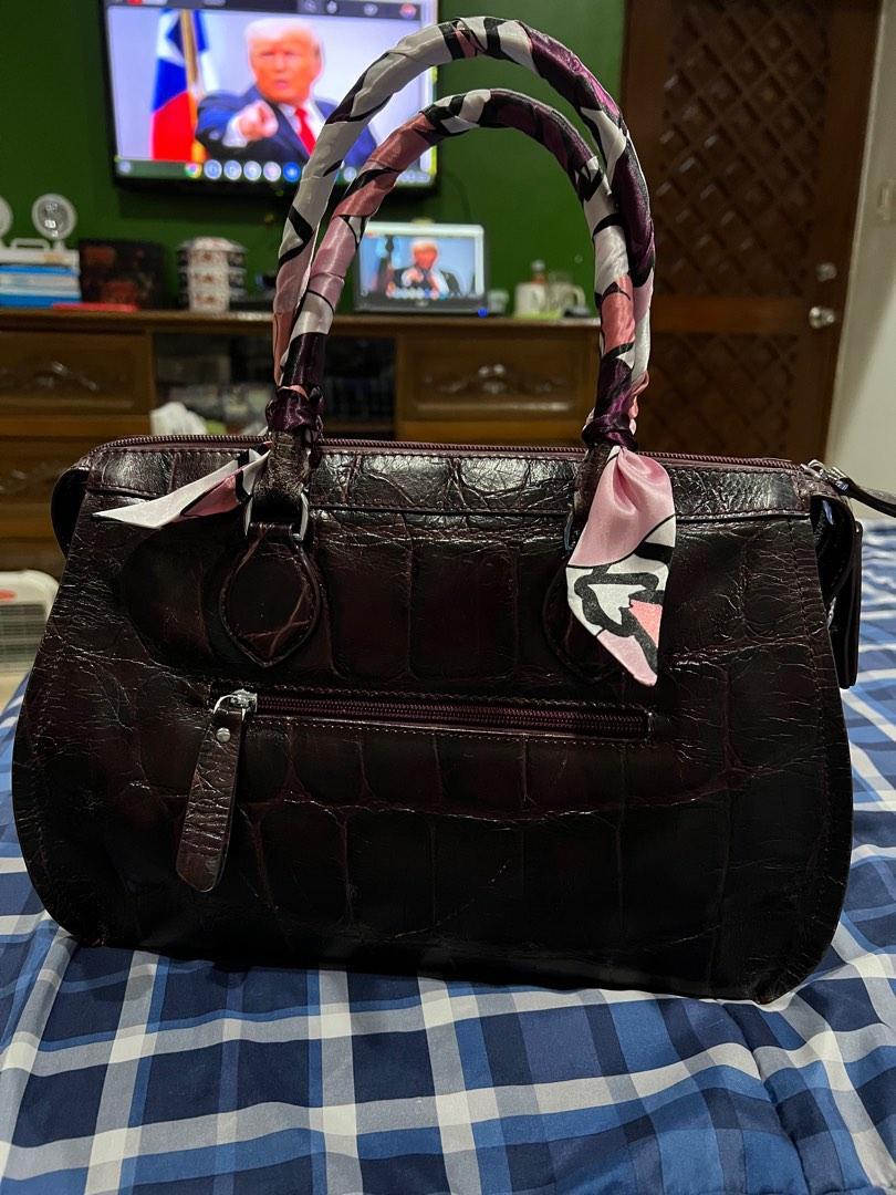 Leather Made in Italy Bag (Category: Luxury Bags & Wallets) located in Quezon City. Submitted by FullAndUnloading (Listing ID 1188889679, Image 1). Description: Beautiful Made In Italy Crocs Leather bag Toscano it’s used but not abused in very good condition..