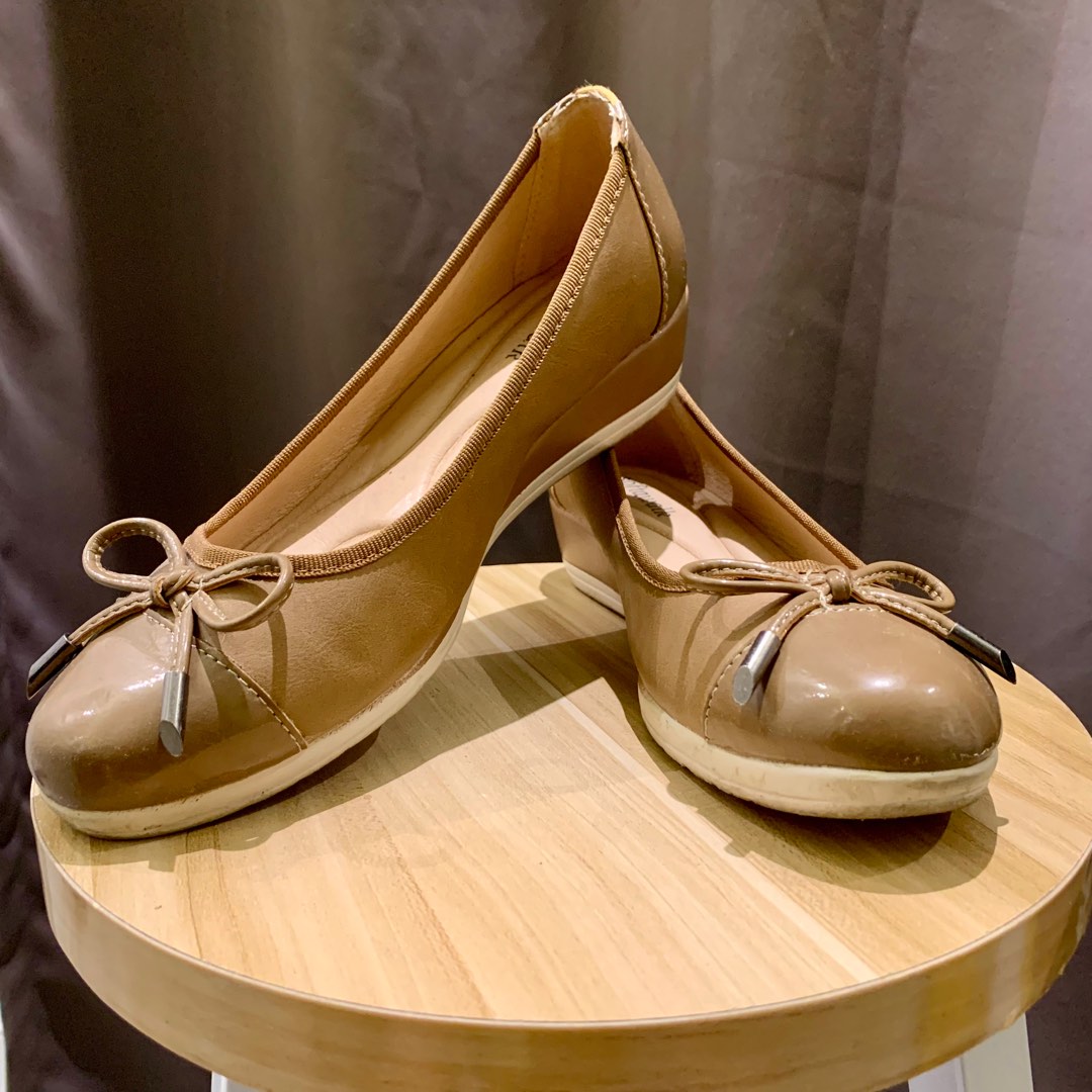 low wedge closed toe shoes