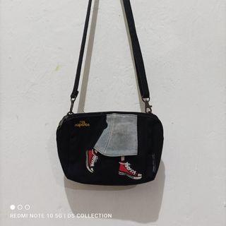 Mis Zapatos Sling bag