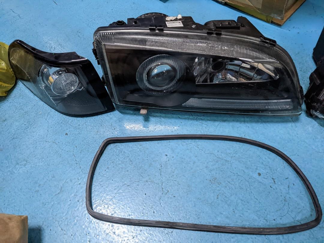 Pair of Volvo S70 V70 C70 headlights with rubber and signal lights