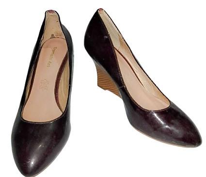 Trample Art Shiny Maroon/Deep red wedge heels (Category: Heels) located in Cebu City. Submitted by lacebuboutiqueofficial (Listing ID 1188814630, Image 1). Description: Trample Art Shiny Maroon/Deep red wedge heels. Size 39. 2 inches high Has minimal flaws from moving/the items. Flaws can be seen in photos LOCATION: Near Ayala Mall, CEBU CITY, Visayas 💜💜💜 Please take time to read 💜💜💜 🌈Color may vary due to lighting. 🚨Manage expectations a
