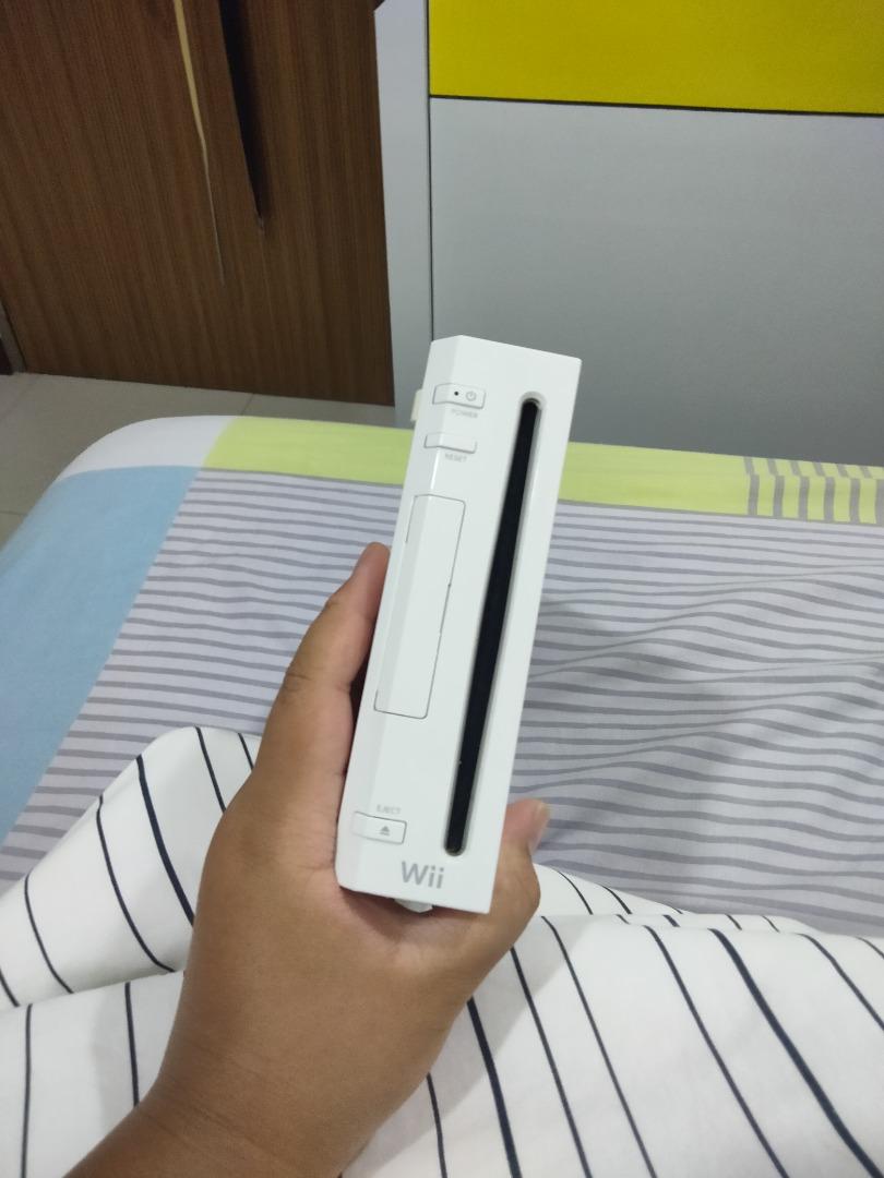 Wii comes with 3 controller wii fit and 3games, Video Gaming, Video