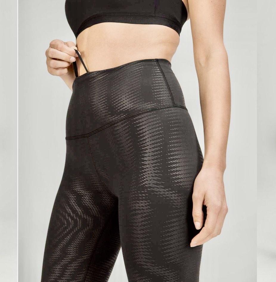 Wunder Train HR “25 (Foil), Women's Fashion, Activewear on Carousell