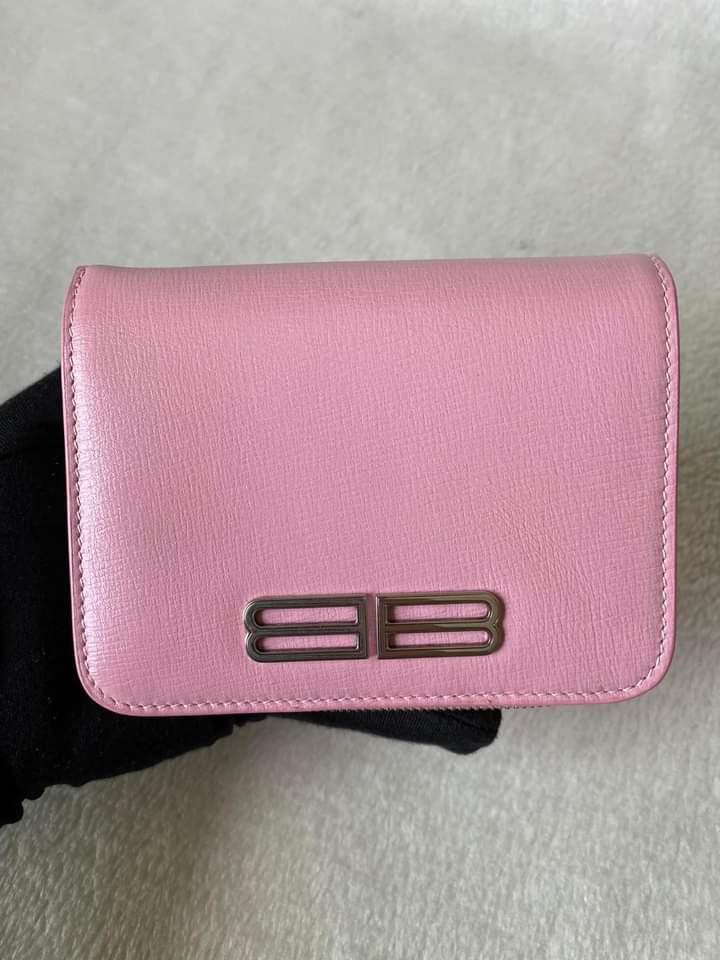 Balenciaga Pink Gossip Bifold Compact Wallet (Category: Luxury Bags & Wallets) located in Manila. Submitted by bagislifeshop (Listing ID 1189149363, Image 2). Description: ▪️Balenciaga Pink Gossip bifold compact wallet▪️ ☑️Available in Manila ✅Condition: 9/10 ✅Dimensions: 12 x 9 x 2.5cm ✅Material: Calf leather ✅Colour: Pink in SHW ✅Inclusions: dust bag, cards, ribbon and box.