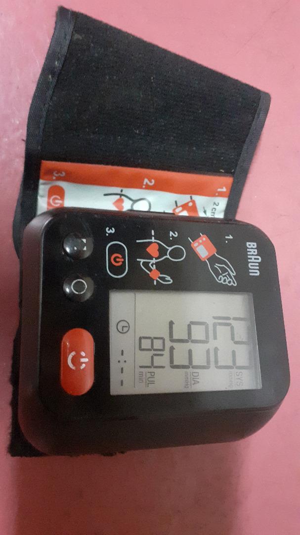 BRAUN Wrist blood pressure monitoring gadget, Health & Nutrition