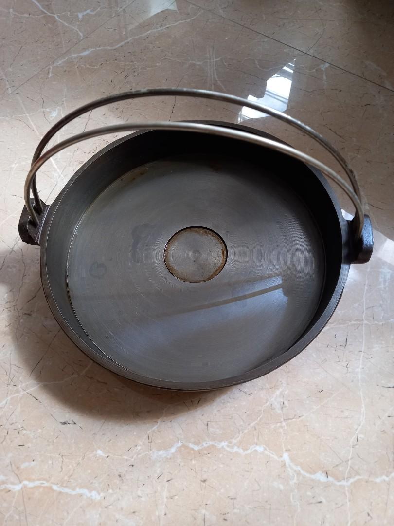 CAST IRON PAN (Category: Cookware & Accessories) located in Cavite. Submitted by qapirazzo_voutik23 (Listing ID 1188973655, Image 1). Description: Heavy Cast Iron 26cm in diameter with footings.