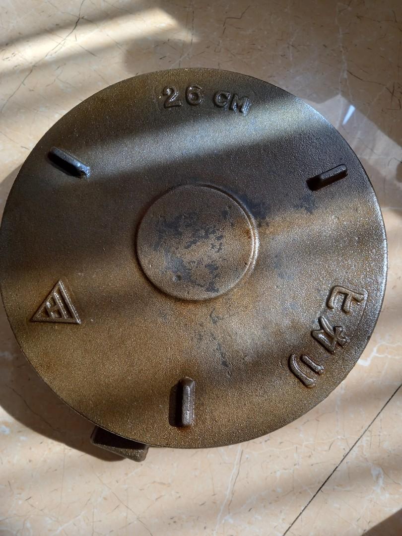 CAST IRON PAN (Category: Cookware & Accessories) located in Cavite. Submitted by qapirazzo_voutik23 (Listing ID 1188973655, Image 3). Description: Heavy Cast Iron 26cm in diameter with footings.