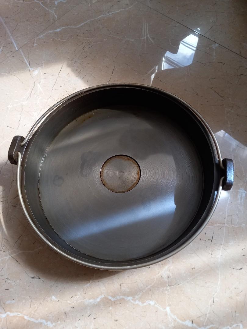 CAST IRON PAN (Category: Cookware & Accessories) located in Cavite. Submitted by qapirazzo_voutik23 (Listing ID 1188973655, Image 2). Description: Heavy Cast Iron 26cm in diameter with footings.