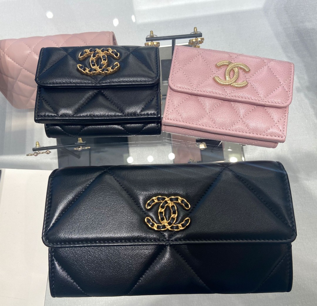 Chanel 19 long flap wallet - Shiny lambskin, gold-tone, silver