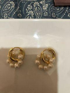 Gold tone tone loop earring in real white pearls