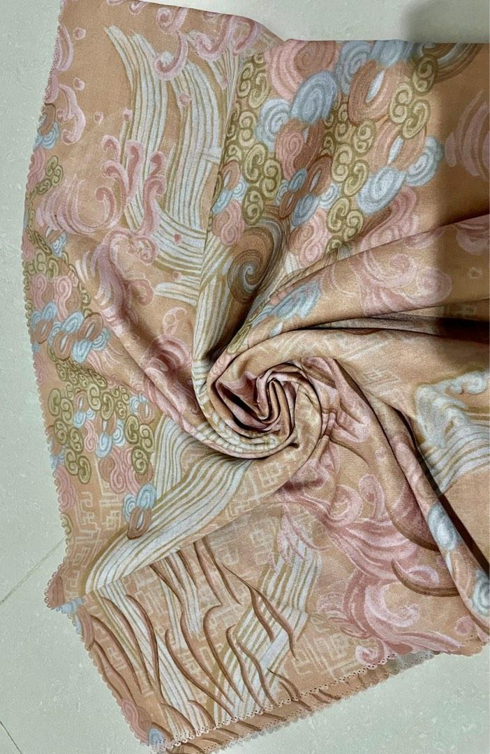 Available at Buttonscarves Store Semarang The Wave Satin Shawl Color :  Peach Material : Satin Silk Size : 175 x 70 cm Price : Rp.…