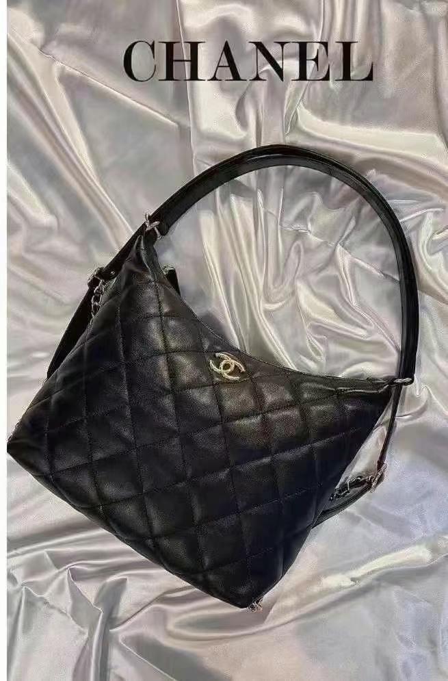 Chanel 22B Maxi Hobo Bag, 預購- Carousell