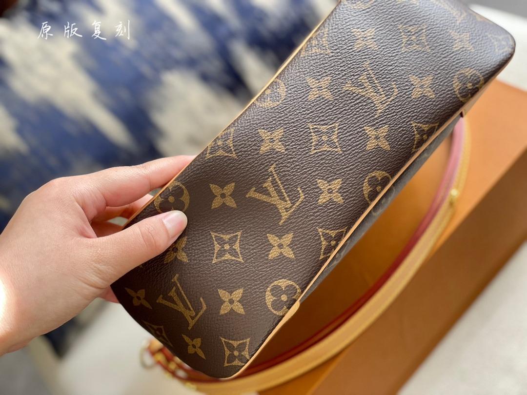 Authentic Louis Vuitton Trotteur, Women's Fashion, Bags & Wallets, Purses &  Pouches on Carousell