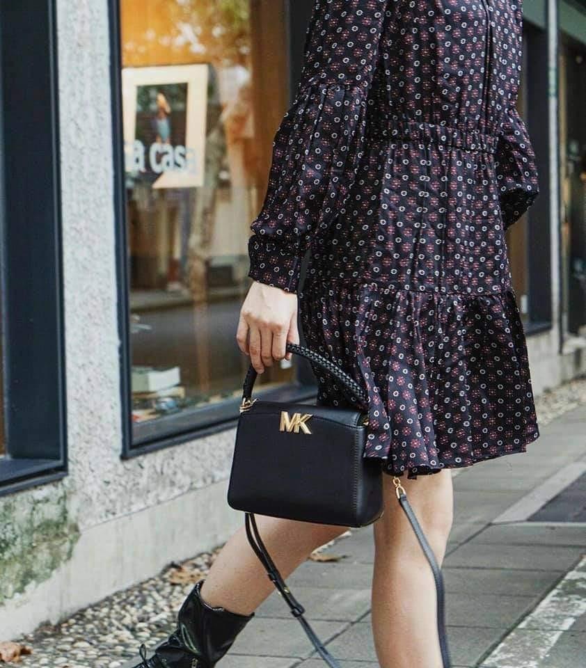 Michael Kors Karlie Small Crossbody Bag Black, Women's Fashion, Bags &  Wallets, Cross-body Bags on Carousell