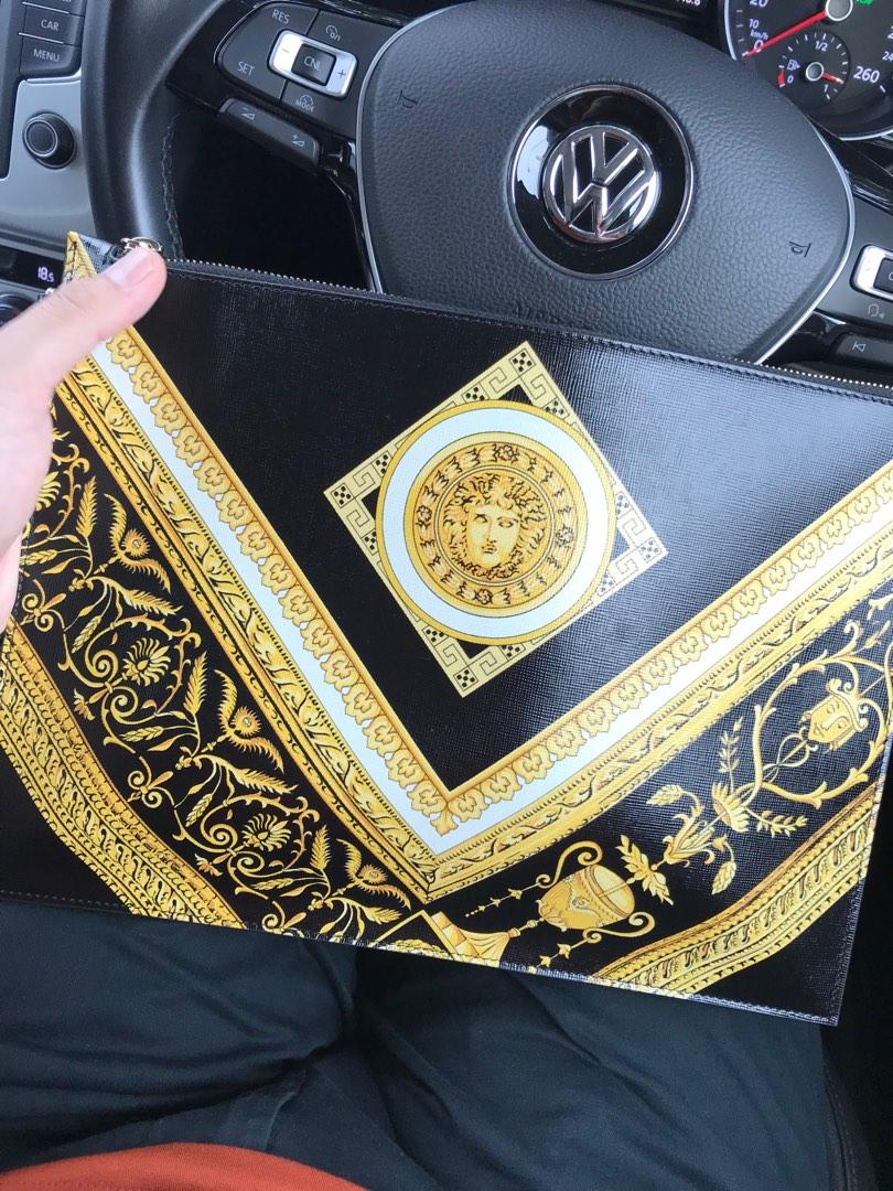 Versace Pouch Authentic (Category: Purses & Pouches) located in Bangi. Submitted by mark_ariff8788 (Listing ID 1189170882, Image 1). Description: 100% original with box and dust bag. .