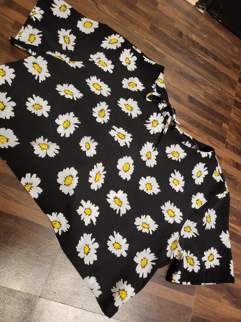F21 Floral Crop Top - Sexy Back (Category: Blouses) located in Imus. Submitted by lovestore03 (Listing ID 1189396136, Image 3). Description: super nice pang gala :) very comfortable and sexy back talaga, large on tag but can fit up to s-m-l since pwede adjust sa likod :) please please refer sa tag size since I don't have measuring tape. thanks! LP Christmas Sale-all in very good condition!.