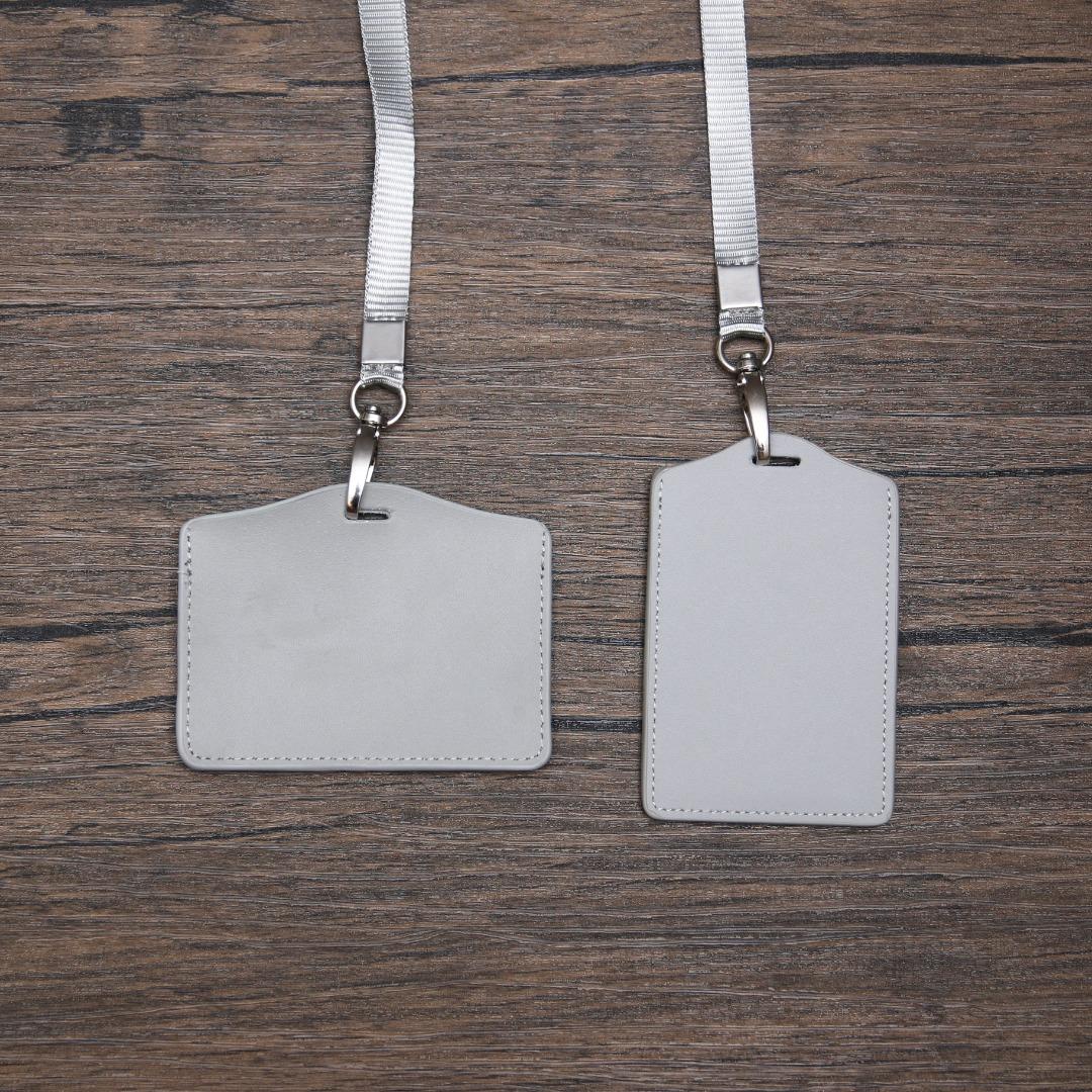 [Laser Print 燙金 定製] 兄弟禮物 時尚 窗口款 門卡 證件 皮卡套 Smart Casuel Key Card Leather Card Holder 男女 情人節 送禮 - 橫版 Horizontal （分類：銀包、卡片套）位於 Hong Kong。 由 marilaser 提交（商品編號 1142634343，圖片 5）。簡介： 兄弟禮物 時尚 窗口款 門卡 證件 皮卡套 -橫版 Smart Casuel Key Card Leather Card Holder - Horizontal 直版於下方連結 Straight version at below link: https://carousell.app.link/3g6Ye6KLXtb 物料: 卡套 Card Holder : 真皮 Leather ; 掛繩 lanyard : 尼龍 Nylon 顏色: 啡 Brown / 藍 Blue / 黑 Black / 灰 Grey 尺寸: 104mm X 80mm (