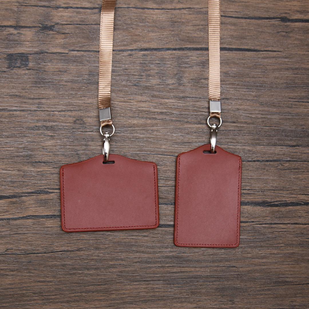 [Laser Print 燙金 定製] 兄弟禮物 時尚 窗口款 門卡 證件 皮卡套 Smart Casuel Key Card Leather Card Holder 男女 情人節 送禮 - 橫版 Horizontal （分類：銀包、卡片套）位於 Hong Kong。 由 marilaser 提交（商品編號 1142634343，圖片 6）。簡介： 兄弟禮物 時尚 窗口款 門卡 證件 皮卡套 -橫版 Smart Casuel Key Card Leather Card Holder - Horizontal 直版於下方連結 Straight version at below link: https://carousell.app.link/3g6Ye6KLXtb 物料: 卡套 Card Holder : 真皮 Leather ; 掛繩 lanyard : 尼龍 Nylon 顏色: 啡 Brown / 藍 Blue / 黑 Black / 灰 Grey 尺寸: 104mm X 80mm (