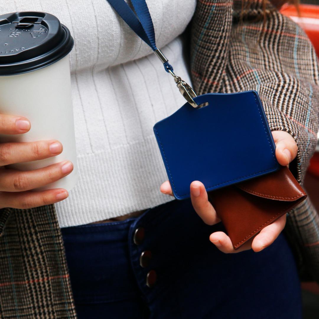 [Laser Print 燙金 定製] 兄弟禮物 時尚 窗口款 門卡 證件 皮卡套 Smart Casuel Key Card Leather Card Holder 男女 情人節 送禮 - 橫版 Horizontal （分類：銀包、卡片套）位於 Hong Kong。 由 marilaser 提交（商品編號 1142634343，圖片 9）。簡介： 兄弟禮物 時尚 窗口款 門卡 證件 皮卡套 -橫版 Smart Casuel Key Card Leather Card Holder - Horizontal 直版於下方連結 Straight version at below link: https://carousell.app.link/3g6Ye6KLXtb 物料: 卡套 Card Holder : 真皮 Leather ; 掛繩 lanyard : 尼龍 Nylon 顏色: 啡 Brown / 藍 Blue / 黑 Black / 灰 Grey 尺寸: 104mm X 80mm (