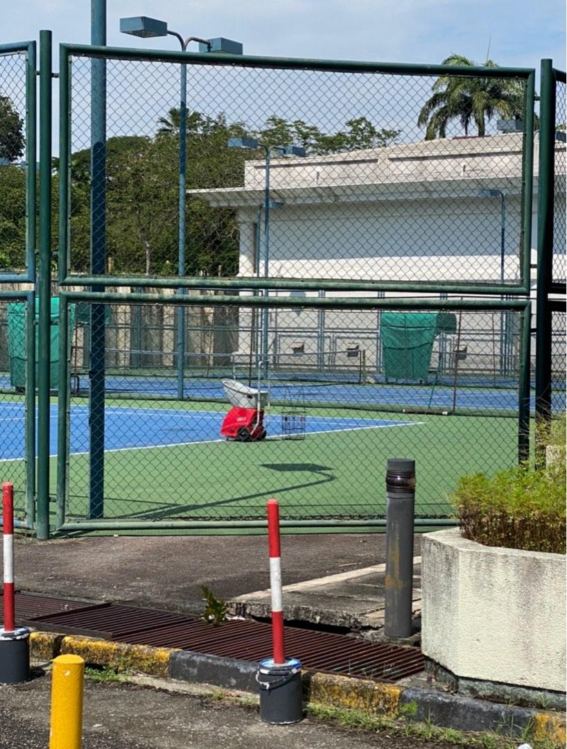 RENT LOBSTER TENNIS BALL MACHINE, Sports Equipment, Sports & Games