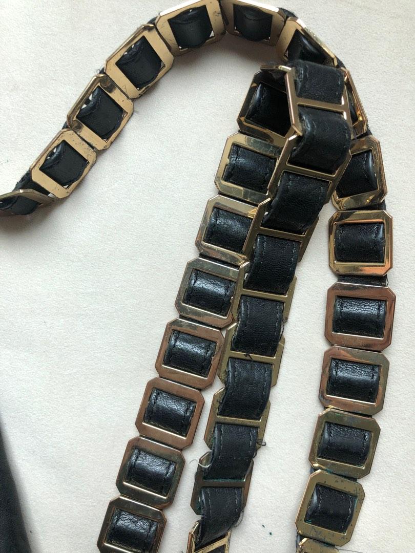 Tory buch black gold Louissa messenger (Category: Luxury Bags & Wallets) located in Makati City. Submitted by nmvs1 (Listing ID 1189363189, Image 3). Description: Tory burch messenger bag Style name : louissa Black leather with gold chain strap Magnetic closure Can be worn two ways pls see photo Comes with tag bought in Greenbelt store for 21250 notable tarnishing and signs of use and pen mark inside but selling at such a good price.