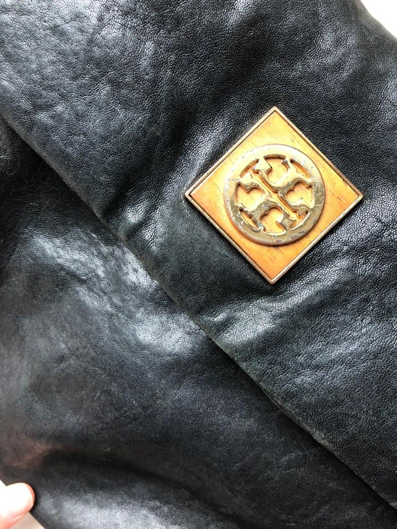 Tory buch black gold Louissa messenger (Category: Luxury Bags & Wallets) located in Makati City. Submitted by nmvs1 (Listing ID 1189363189, Image 2). Description: Tory burch messenger bag Style name : louissa Black leather with gold chain strap Magnetic closure Can be worn two ways pls see photo Comes with tag bought in Greenbelt store for 21250 notable tarnishing and signs of use and pen mark inside but selling at such a good price.