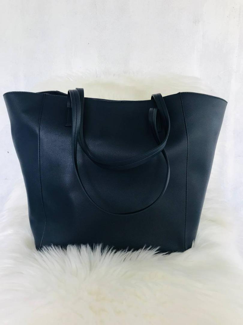 USED BANANA REPUBLIC - BLACK SHOULDER BAG (Category: Shoulder Bags) located in Guagua. Submitted by reechellesuba (Listing ID 1189443421, Image 1). Description: BANANA REPUBLIC - BLACK SHOULDER BAG PHP 3900 SECOND-HAND BAG These items are from USA and we can vouch for their authenticity. ❌NOT FAKE ❌Not Imitation ❌Not Class A Message us to see more photos .