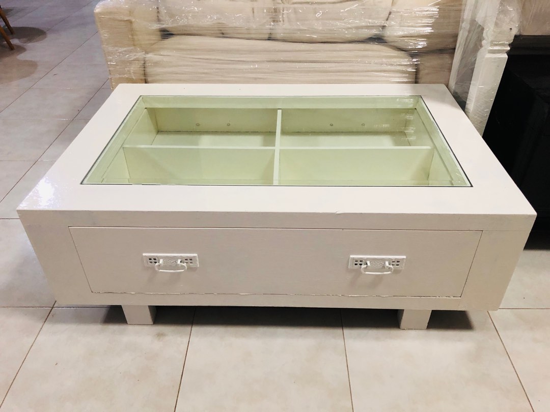 White Antique Coffee Table (Beautiful Centerpiece), Furniture & Home