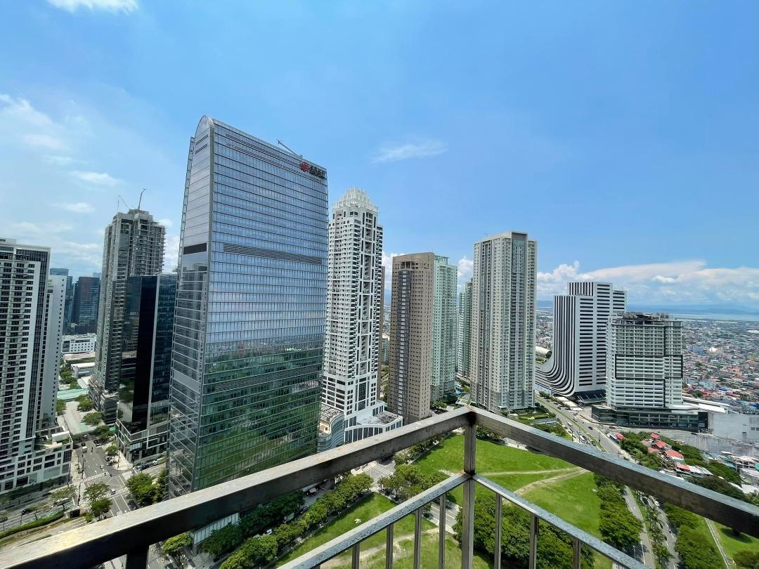 RFO 3 bedroom condo unit at Trion 3 in BGC Taguig Near St. Lukes, SM