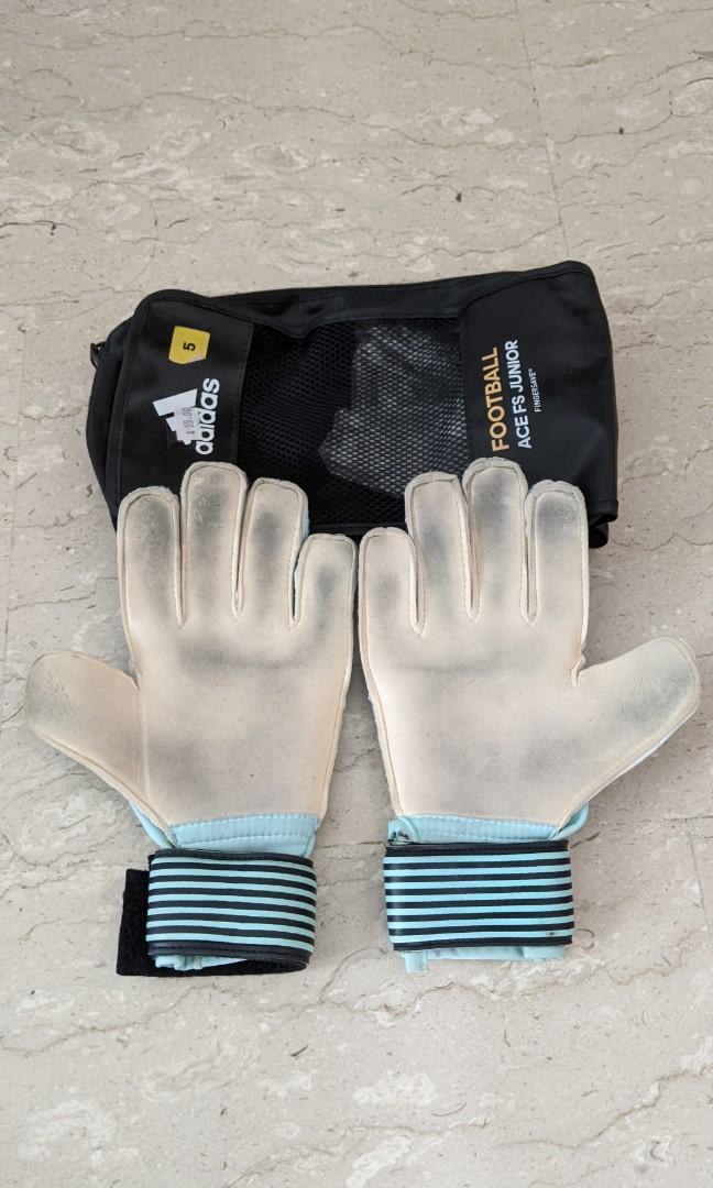Adidas Football gloves Junior, Sports Equipment, Sports u0026 Games, Racket u0026  Ball Sports on Carousell