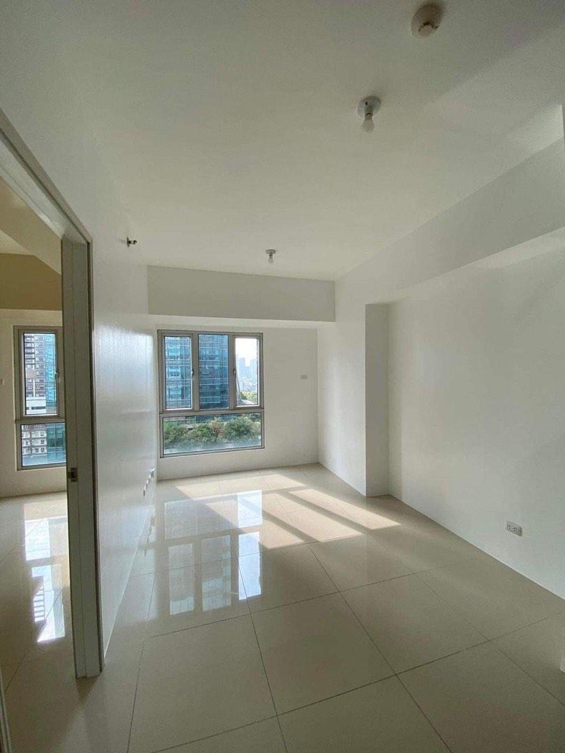 For Sale Studio unit in The Montane near Uptown Mall BGC, Property, For