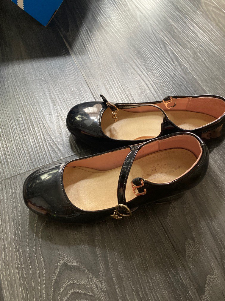 Girls shoe hotsell size 32