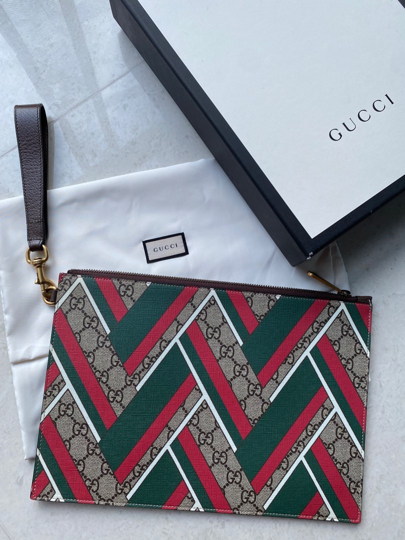 Gucci chevron textured online logo clutch