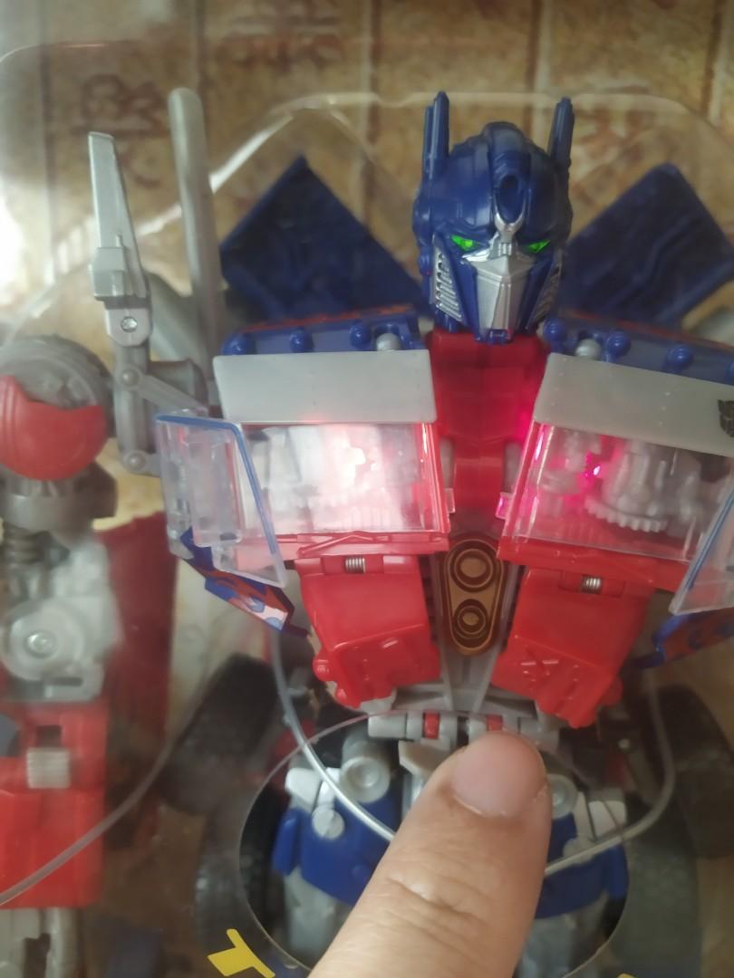 Hasbro Optimus Prime Autobot Transformer/Reload new batteries, Hobbies