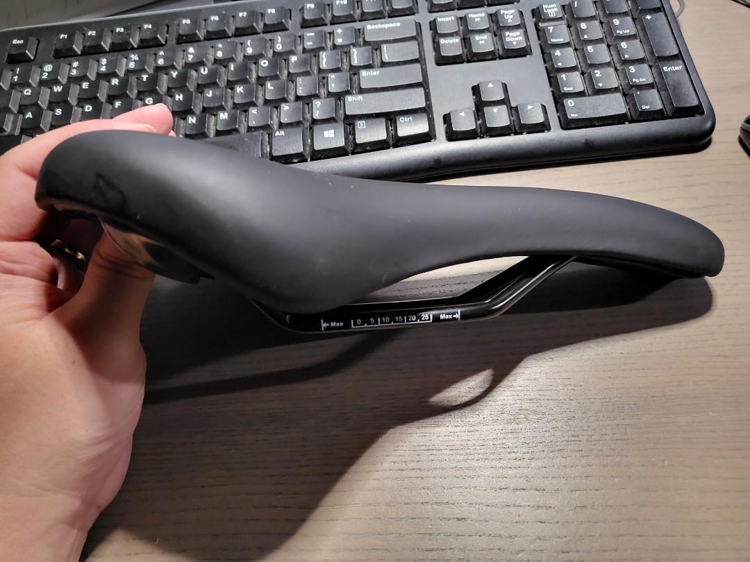 Original Giant Momentum Pakaway 1 bicycle Saddle, Sports Equipment, Bicycles & Parts, Parts