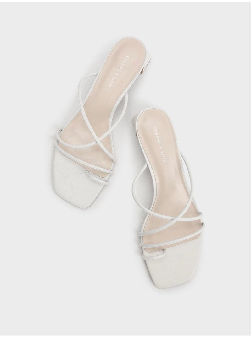 White sandals deals with toe ring