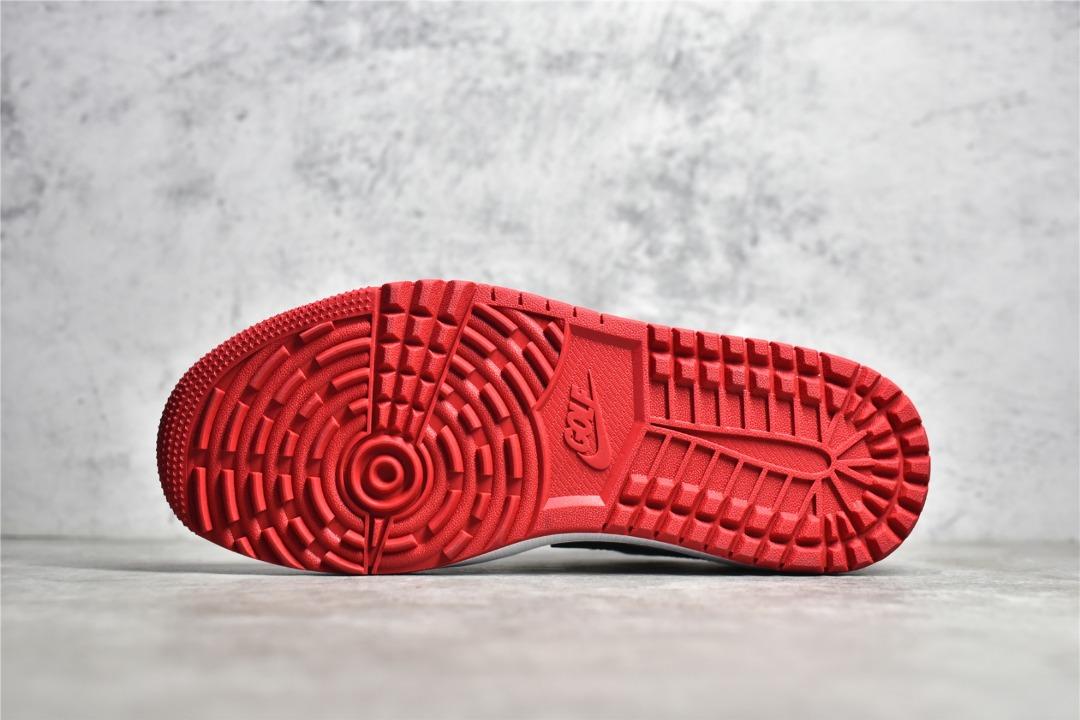 Red jordan on sale golf shoes