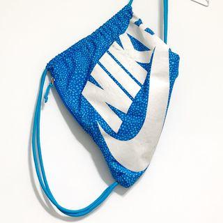 FREE 免費贈送🎁 滿額禮 NIKE SPORTSWEAR HERITAGE GYMSACK 大LOGO 運動 休閒 輕便 隨身包 束口袋 後背包 防潑水 藍白配色 OTH-M TP0-22 #23開學季