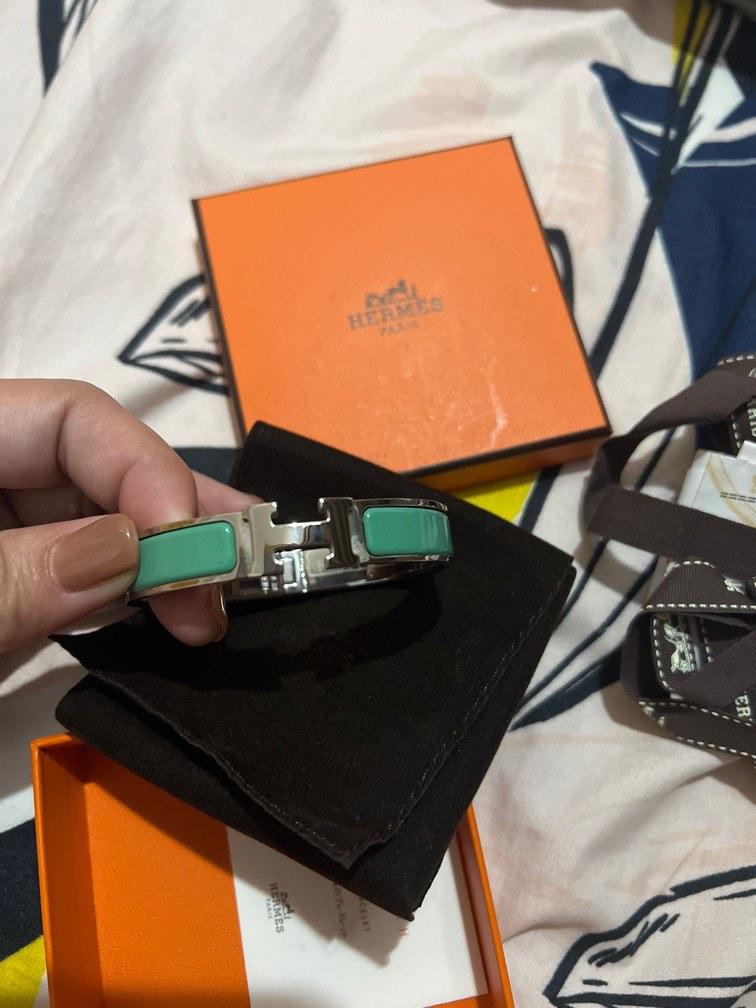 Hermes H Clic Clac (Category: Luxury Accessories) located in Makati City. Submitted by rain3dr0ps (Listing ID 1194120952, Image 1). Description: Rarely used authentic Hermes Clic Clac GM size Complete with box and receipt Payment via bpi and gcash Ships from Makati .