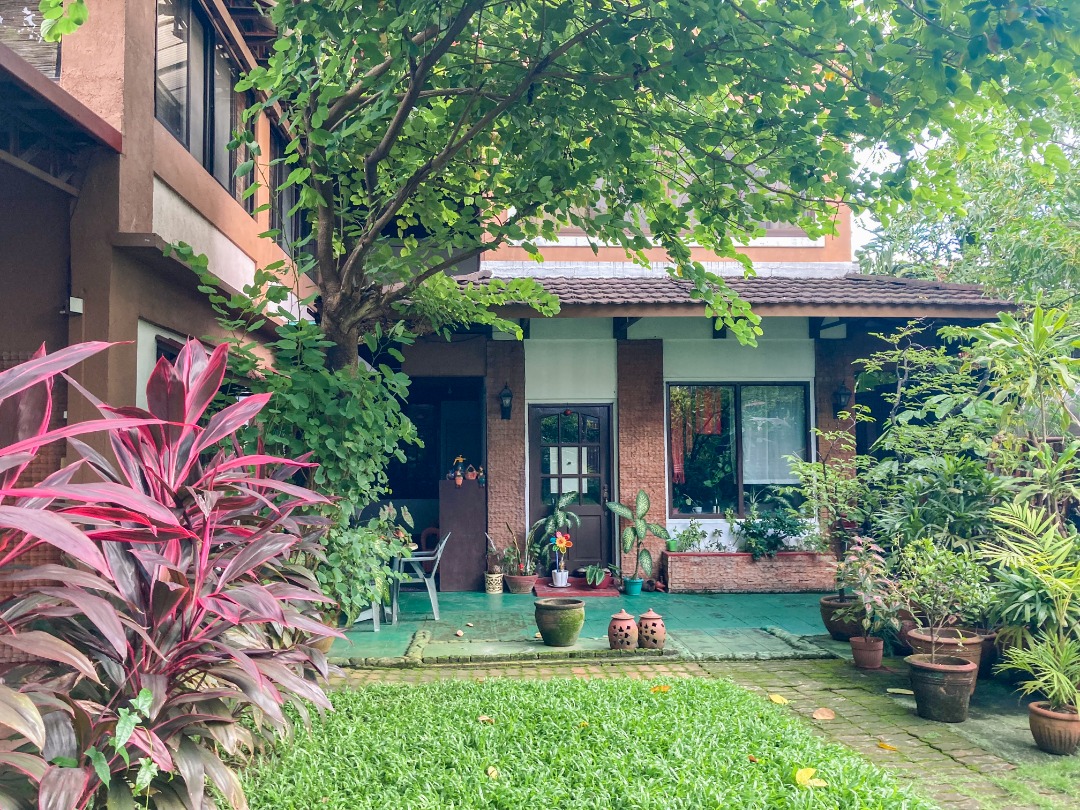 3-storey-house-and-lot-near-bgc-with-two-buildings-property-for-sale