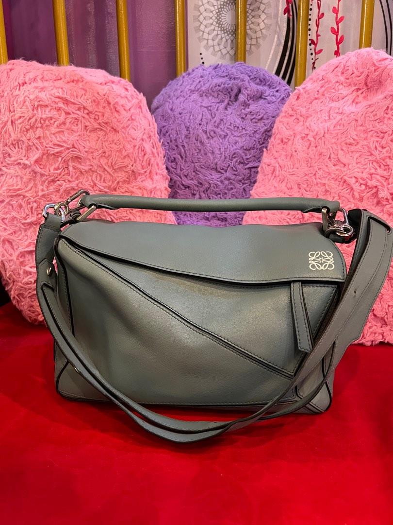 Loewe Puzzle Bag in Medium (Category: Luxury Bags & Wallets) located in Pandan. Submitted by jnbns (Listing ID 1194140173, Image 2). Description: .