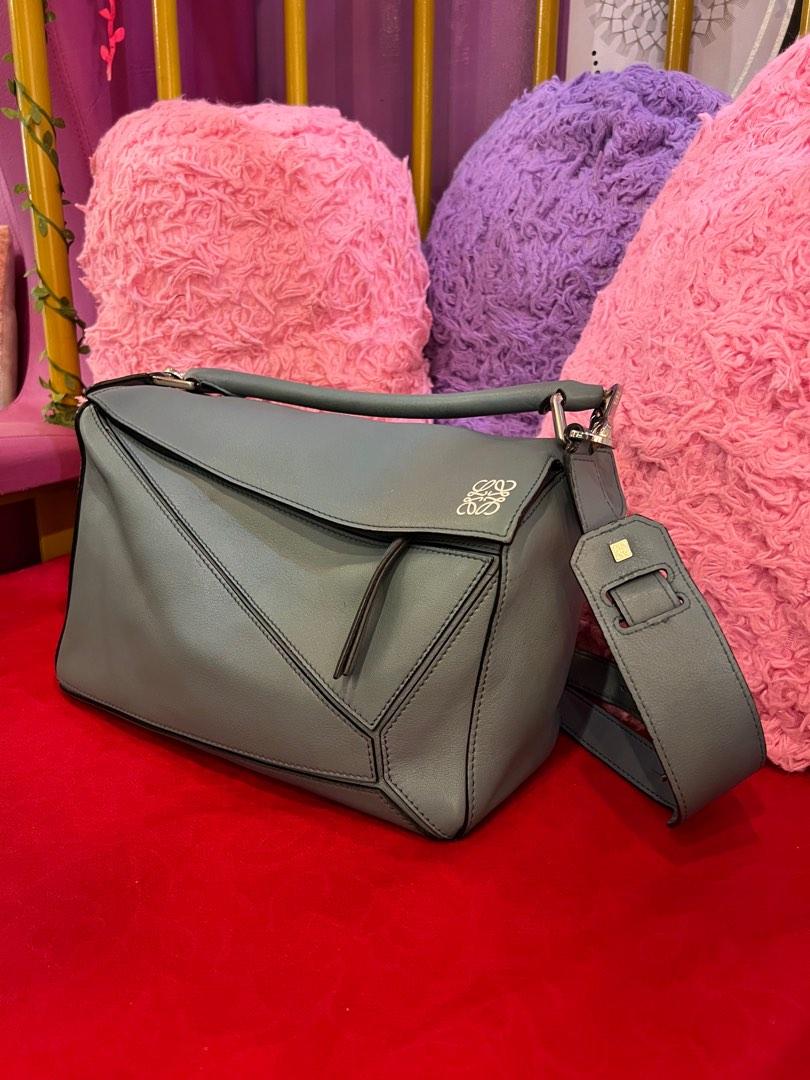 Loewe Puzzle Bag in Medium (Category: Luxury Bags & Wallets) located in Pandan. Submitted by jnbns (Listing ID 1194140173, Image 3). Description: .