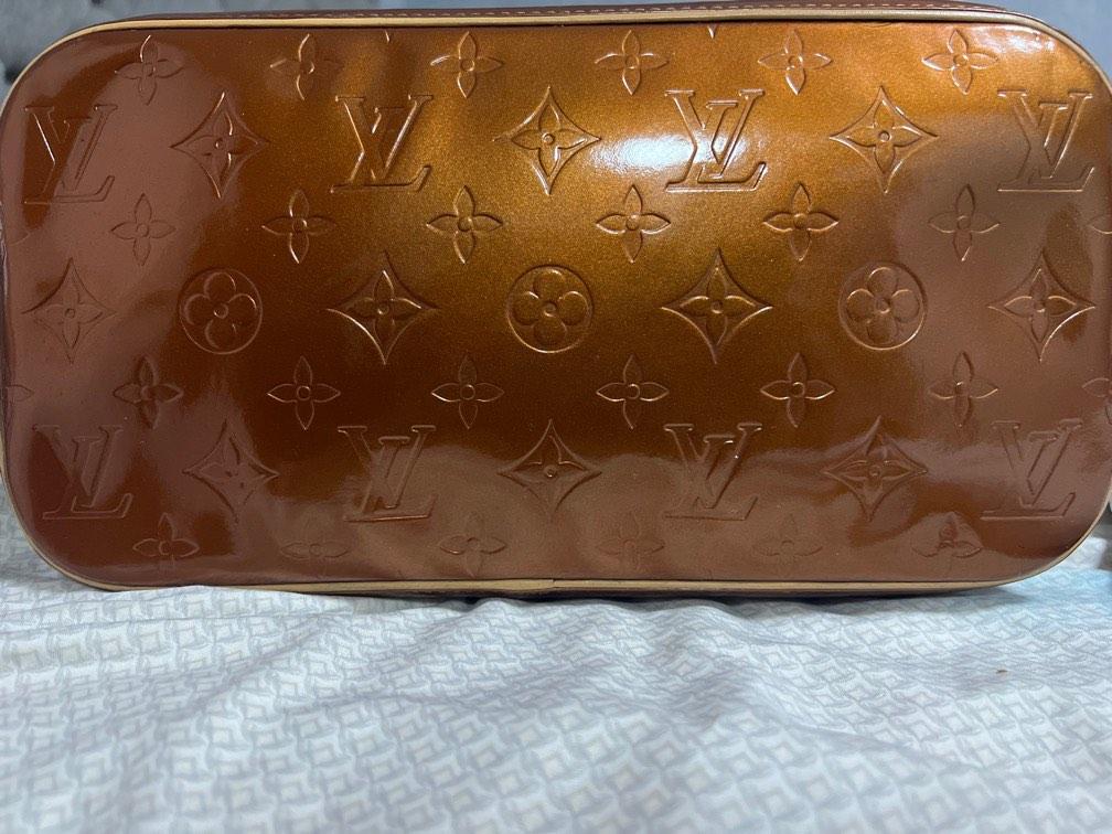 Louis vuitton houston vernis (Category: Luxury Bags & Wallets) located in Manila. Submitted by reesesreeses (Listing ID 1194097730, Image 2). Description: 100% authentic. No inclusion. Flaws are shown in the pictures. .