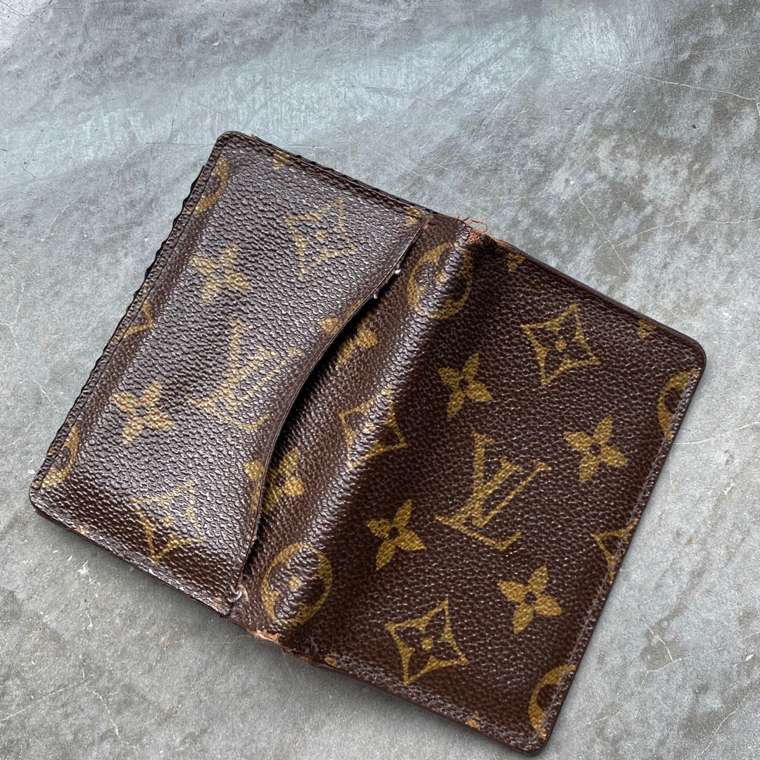 Authentic Louis Vuitton Men's Wallet W/Box and the pouch, Black with a  logo