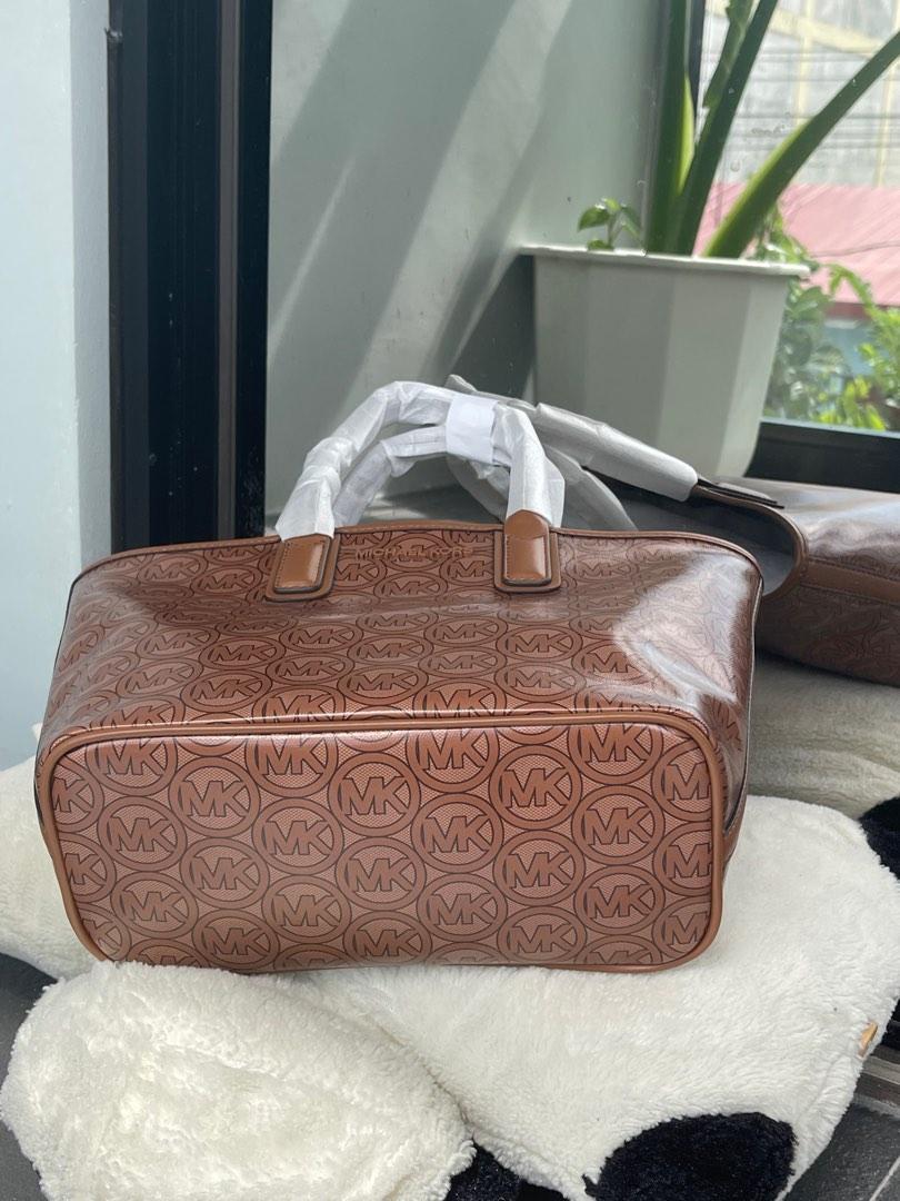 MICHAEL KORS JODIE SMALL (Category: Luxury Bags & Wallets) located in Calamba. Submitted by zarahzion (Listing ID 1194038020, Image 2). Description: MK JODIE SMALL Comes with tag,cc & polyplastic guaranteed original & brandnew from USA 🇺🇸 .
