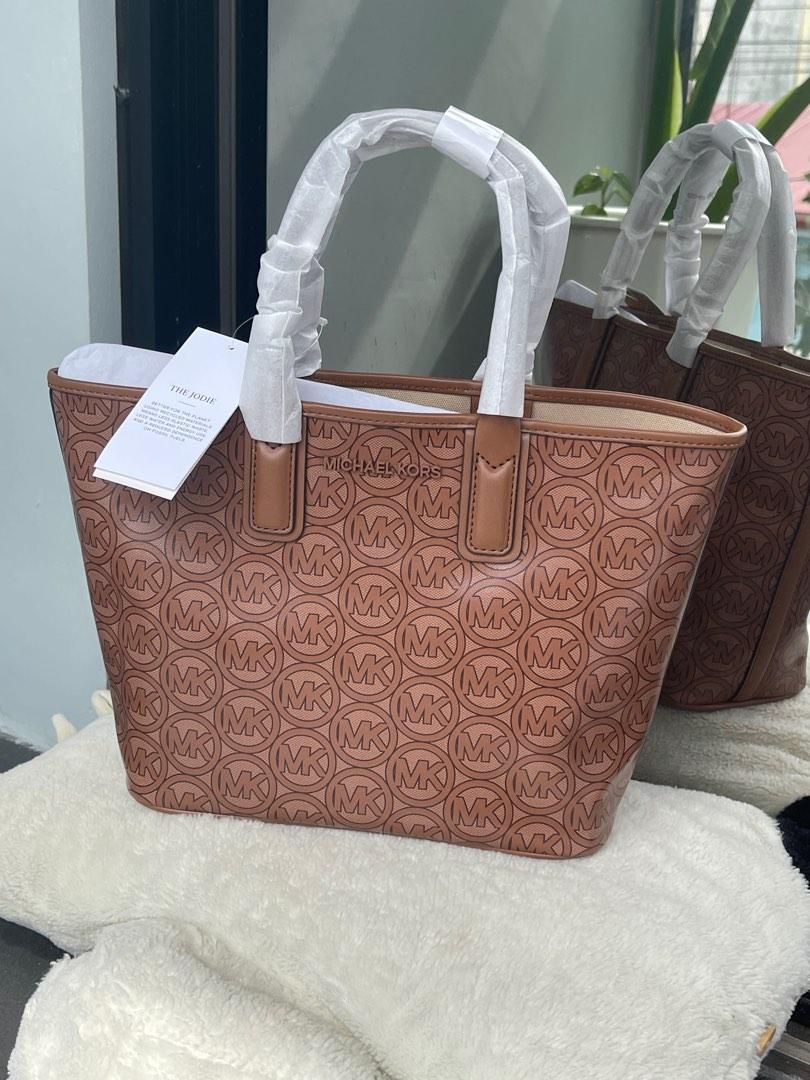 MICHAEL KORS JODIE SMALL (Category: Luxury Bags & Wallets) located in Calamba. Submitted by zarahzion (Listing ID 1194038020, Image 1). Description: MK JODIE SMALL Comes with tag,cc & polyplastic guaranteed original & brandnew from USA 🇺🇸 .