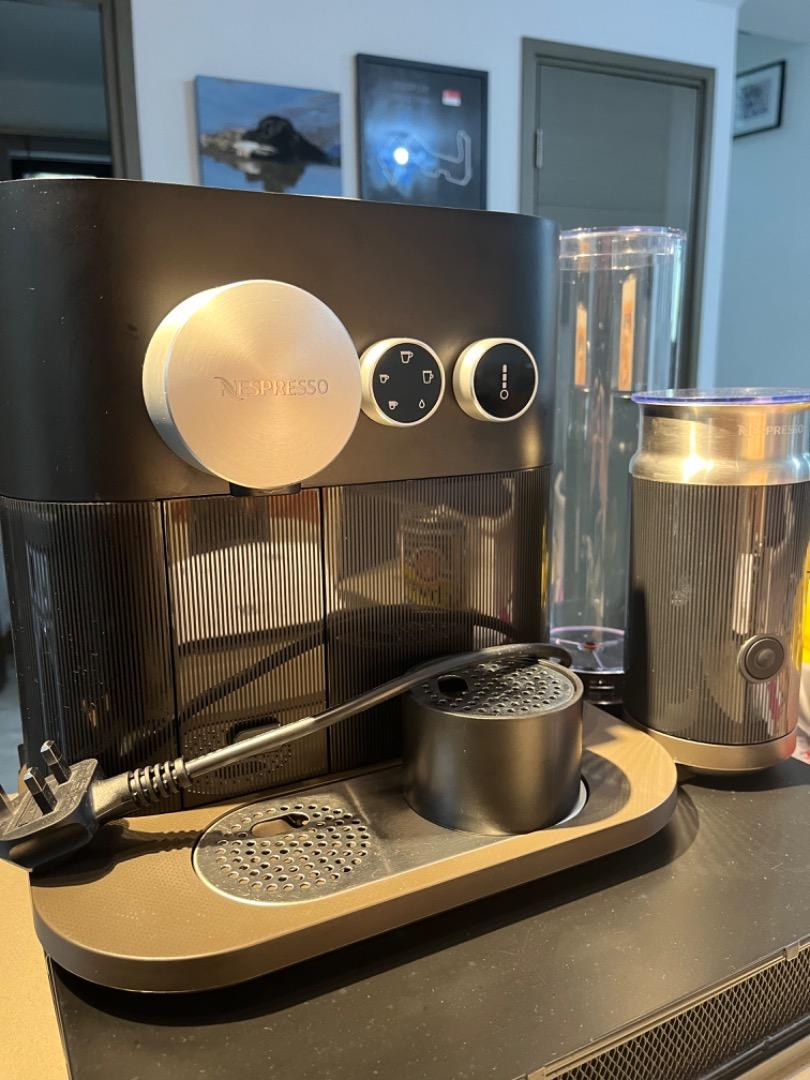 Nespresso EXPERT & Milk coffee machine + capsule draw, 家庭電器, 廚房電器, 咖啡機及