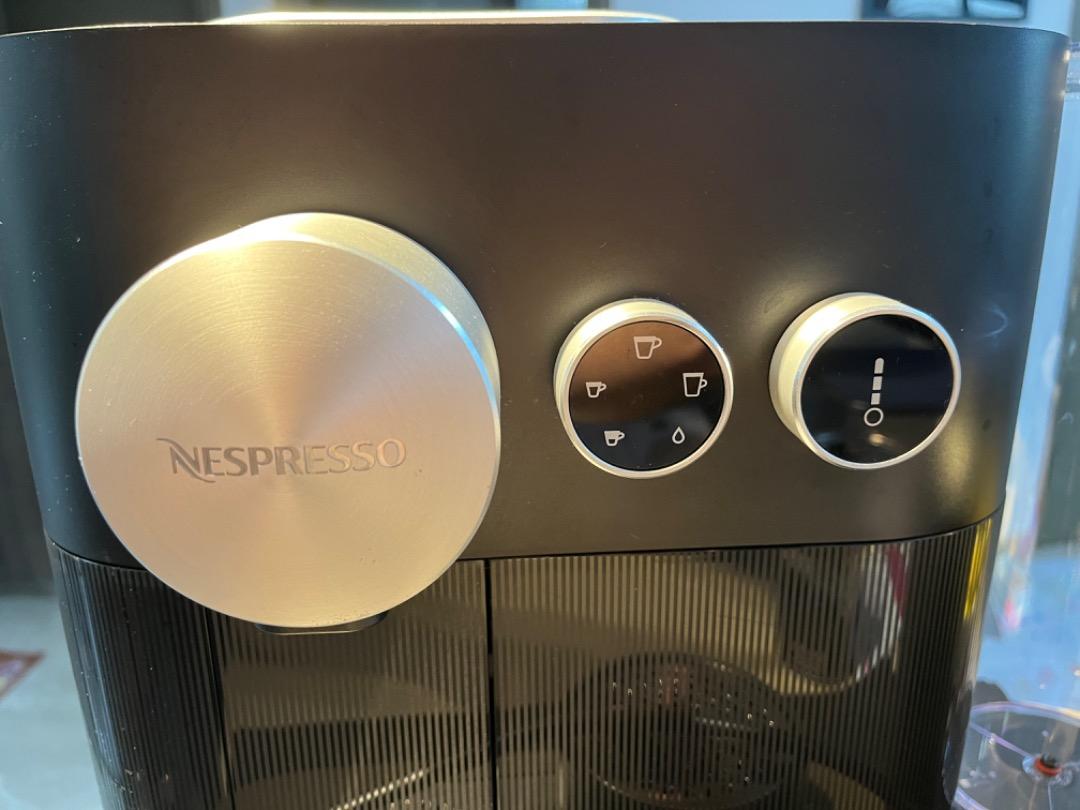 Nespresso EXPERT & Milk coffee machine + capsule draw, 家庭電器, 廚房電器, 咖啡機及